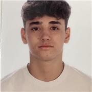 Profesor de matemáticas que imparte clases a estudiantes de primaria